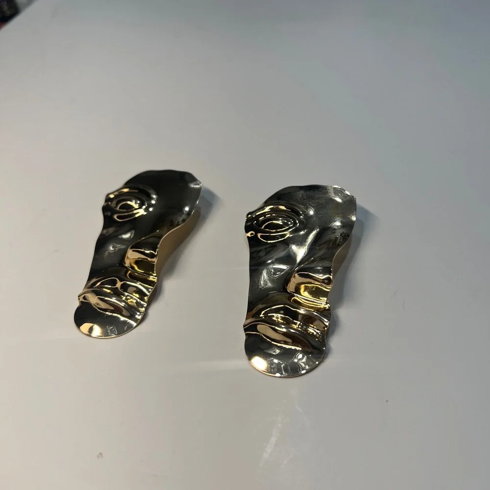 Abstract Face Earrings in Gold tone - Picture 2 of 3